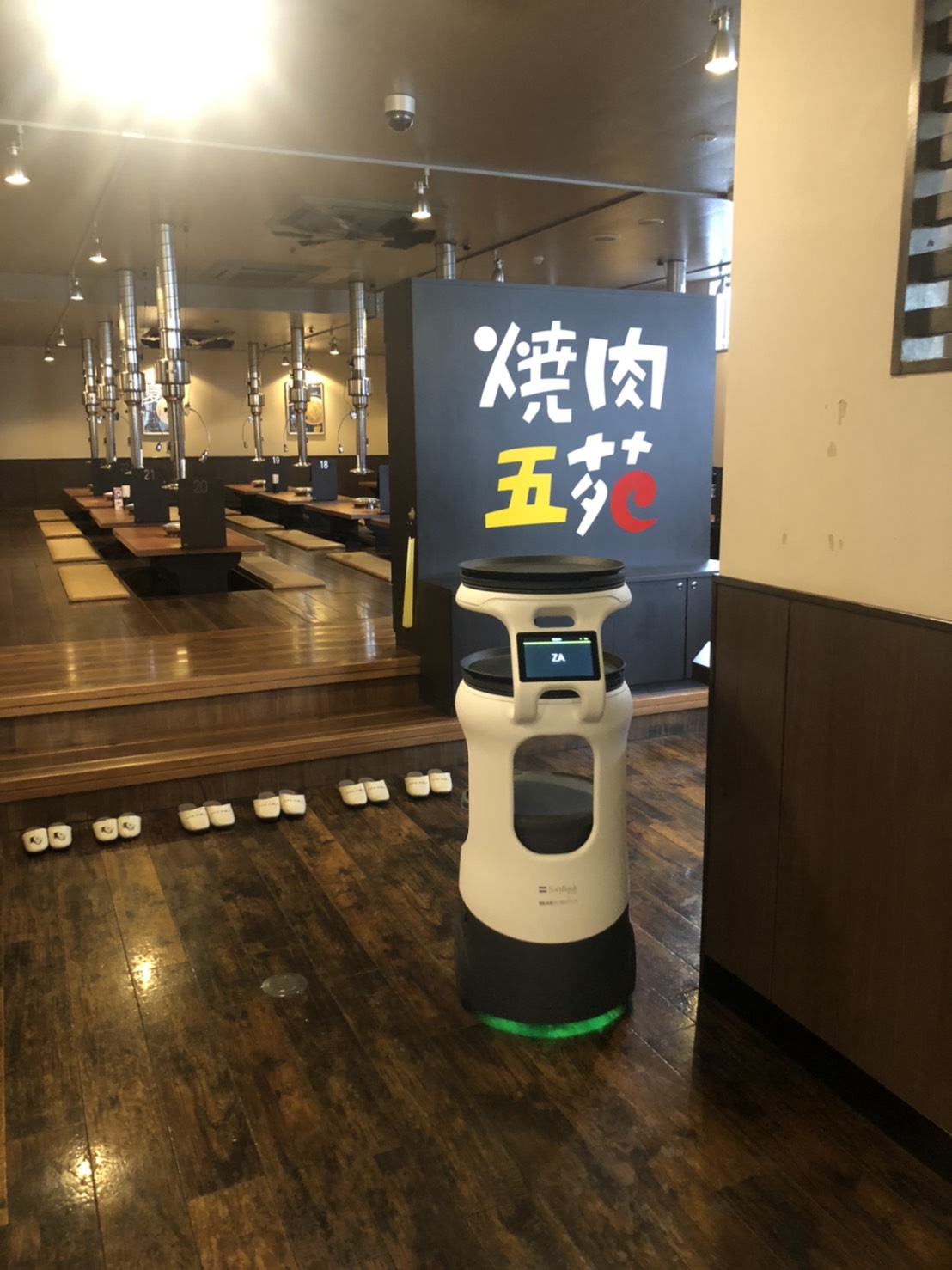 アクロスプラザ古島駅前店に配膳ロボットサービィが来ました。商品の配膳やお皿の片付けをサービィかやってくれます。